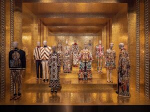 Plongez dans l’univers de la haute couture avec l’exposition immersive Du Cœur à la Main : Dolce&Gabbana. Un hommage au savoir-faire et à l’artisanat italien à découvrir à Paris avant son départ pour Rome. Mon retour d’expérience sur cette exposition incontournable !