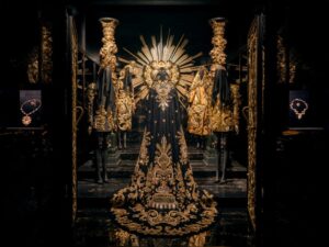 Plongez dans l’univers de la haute couture avec l’exposition immersive Du Cœur à la Main : Dolce&Gabbana. Un hommage au savoir-faire et à l’artisanat italien à découvrir à Paris avant son départ pour Rome. Mon retour d’expérience sur cette exposition incontournable !