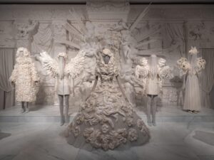 Plongez dans l’univers de la haute couture avec l’exposition immersive Du Cœur à la Main : Dolce&Gabbana. Un hommage au savoir-faire et à l’artisanat italien à découvrir à Paris avant son départ pour Rome. Mon retour d’expérience sur cette exposition incontournable !