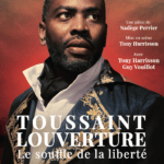 Sous les traits de Tony Harrisson, Toussaint Louverture reprend vie. Le comédien insuffle une intensité rare à ce personnage historique, le rendant proche, humain, vulnérable. Ce n’est pas qu’une performance d’acteur, c’est un acte de mémoire. Le théâtre devient alors un lieu de transmission, de résonance. Il rappelle que les combats d’hier ne sont jamais très loin de ceux d’aujourd’hui. Il donne une voix à ceux qu’on a voulu faire taire. Il éclaire des vérités trop longtemps étouffées. exceptionnelle de Toussaint Louverture, surnommé le Spartacus noir, premier général noir de l’armée française. Homme stratège, visionnaire et inflexible, il mena une lutte acharnée pour l’abolition de l’esclavage sous le règne de Bonaparte.