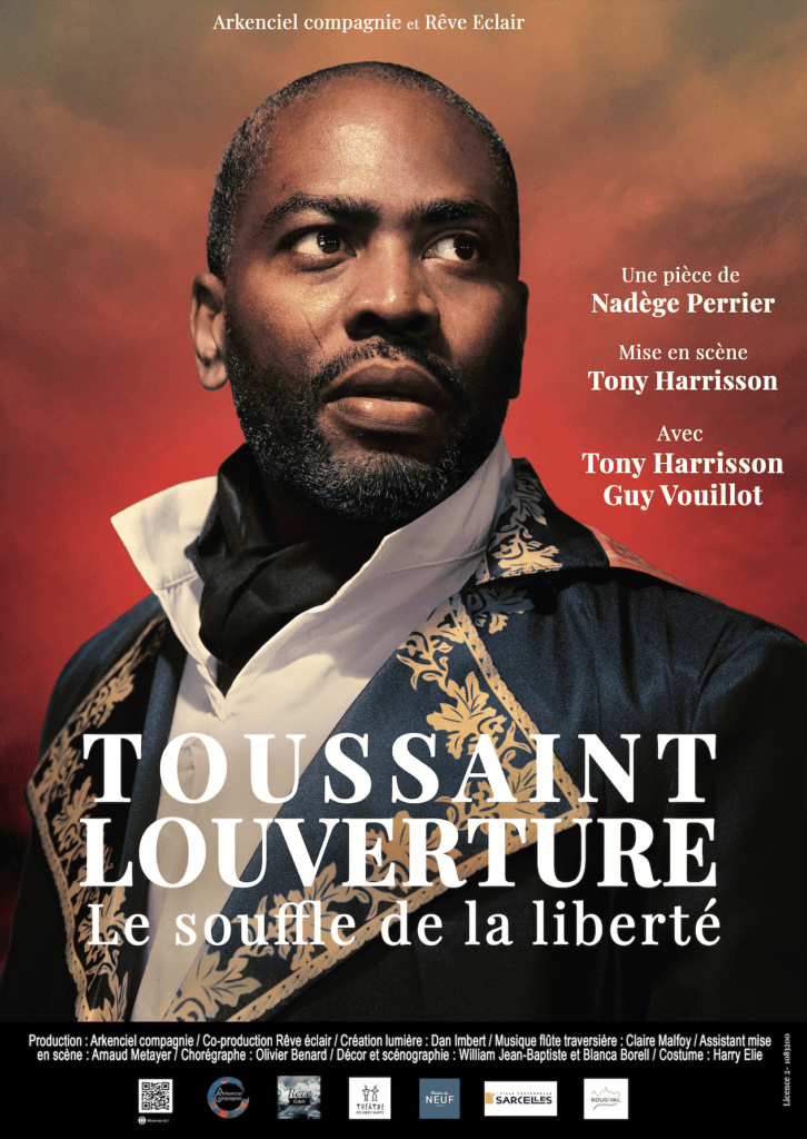 Sous les traits de Tony Harrisson, Toussaint Louverture reprend vie. Le comédien insuffle une intensité rare à ce personnage historique, le rendant proche, humain, vulnérable. Ce n’est pas qu’une performance d’acteur, c’est un acte de mémoire. Le théâtre devient alors un lieu de transmission, de résonance. Il rappelle que les combats d’hier ne sont jamais très loin de ceux d’aujourd’hui. Il donne une voix à ceux qu’on a voulu faire taire. Il éclaire des vérités trop longtemps étouffées. exceptionnelle de Toussaint Louverture, surnommé le Spartacus noir, premier général noir de l’armée française. Homme stratège, visionnaire et inflexible, il mena une lutte acharnée pour l’abolition de l’esclavage sous le règne de Bonaparte.