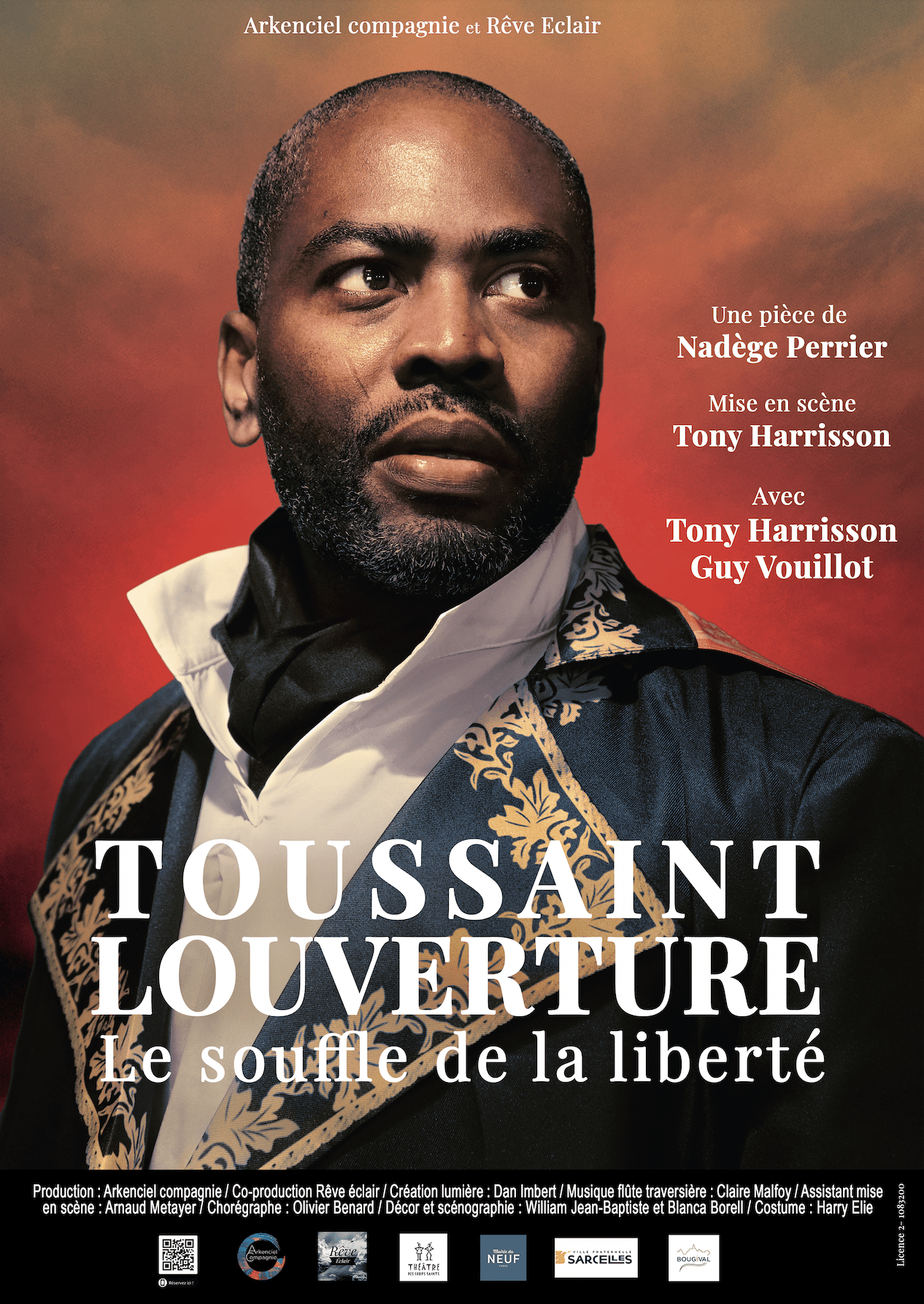 Sous les traits de Tony Harrisson, Toussaint Louverture reprend vie. Le comédien insuffle une intensité rare à ce personnage historique, le rendant proche, humain, vulnérable. Ce n’est pas qu’une performance d’acteur, c’est un acte de mémoire. Le théâtre devient alors un lieu de transmission, de résonance. Il rappelle que les combats d’hier ne sont jamais très loin de ceux d’aujourd’hui. Il donne une voix à ceux qu’on a voulu faire taire. Il éclaire des vérités trop longtemps étouffées. exceptionnelle de Toussaint Louverture, surnommé le Spartacus noir, premier général noir de l’armée française. Homme stratège, visionnaire et inflexible, il mena une lutte acharnée pour l’abolition de l’esclavage sous le règne de Bonaparte.