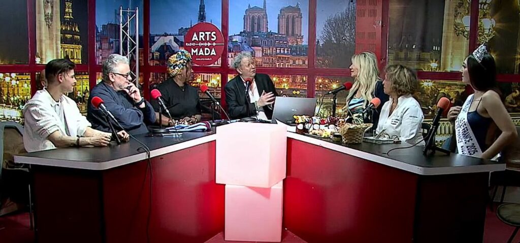 Quand l’invitée ne vient pas, que faire ? Ce week-end chez Arts-Mada, j’ai vécu un grand classique du direct : chronique prête, cœur prêt… mais l’invitée a annulé au dernier moment.