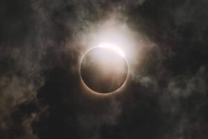 Nouvelle Lune en Vierge, Éclipse septembre, énergies automne, lâcher-prise, renouveau spirituel, méditation Nouvelle Lune.