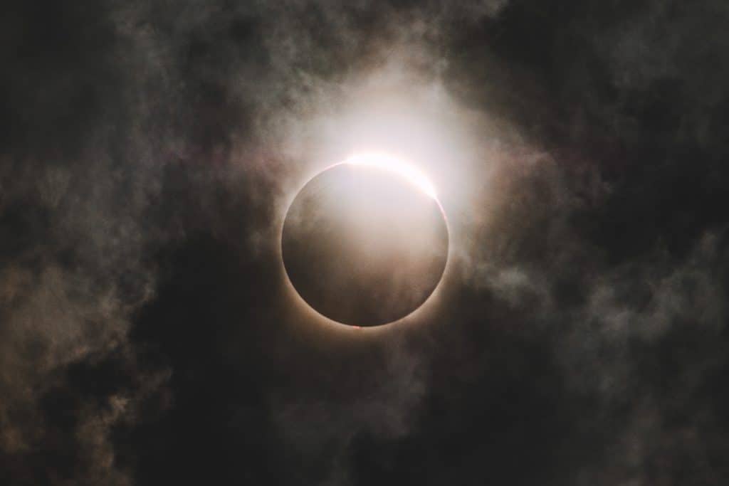 Nouvelle Lune en Vierge, Éclipse septembre, énergies automne, lâcher-prise, renouveau spirituel, méditation Nouvelle Lune.