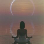 Énergies de la semaine du 24 au 30 novembre — Le Courage de se Relever Cette semaine, l’univers nous invite à comprendre que la vraie force ne se mesure pas lorsque tout va bien, mais dans la façon dont on choisit de se relever après une chute. Si tu traverses un passage difficile… tu n’es pas en train de t’éteindre. Tu es en train de renaître.