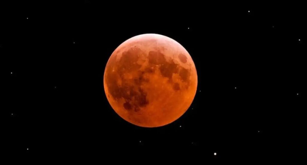 L'éclipse lunaire totale du 3 mars 2026 en Vierge est l'événement astral le plus puissant de la saison. Découvrez sa signification spirituelle, les thèmes de transformation pour chaque signe et un rituel de lâcher-prise en 4 étapes