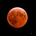 L'éclipse lunaire totale du 3 mars 2026 en Vierge est l'événement astral le plus puissant de la saison. Découvrez sa signification spirituelle, les thèmes de transformation pour chaque signe et un rituel de lâcher-prise en 4 étapes