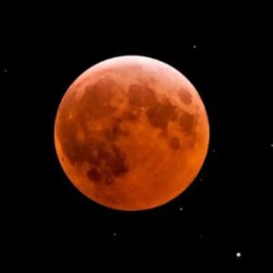 L'éclipse lunaire totale du 3 mars 2026 en Vierge est l'événement astral le plus puissant de la saison. Découvrez sa signification spirituelle, les thèmes de transformation pour chaque signe et un rituel de lâcher-prise en 4 étapes