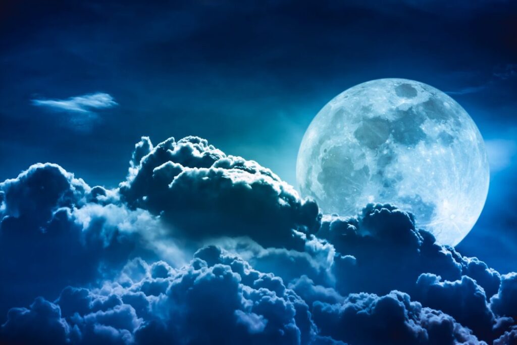 Le 31 mai 2026, à 10h45, la Lune se lève pleine pour la deuxième fois ce mois de mai — en Sagittaire. Deux pleines lunes dans le même mois calendaire. C'est ça, une Lune Bleue.