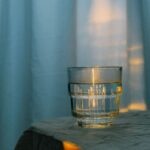 Et si la chaleur essayait de te dire quelque chose ? Ces derniers jours, j’ai arrêté d’aller au sport. Et la première émotion qui est arrivée n’était pas le soulagement… C’était la culpabilité. Cette petite voix qui dit : « Tu devrais faire plus. » « Tu devrais être plus motivée. » « Tu n’es pas assez régulière. » Mais j’ai fini par me poser une autre question : Et si mon corps ne me demandait pas de lutter… mais simplement de ralentir ?