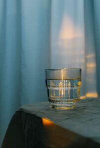 Et si la chaleur essayait de te dire quelque chose ? Ces derniers jours, j’ai arrêté d’aller au sport. Et la première émotion qui est arrivée n’était pas le soulagement… C’était la culpabilité. Cette petite voix qui dit : « Tu devrais faire plus. » « Tu devrais être plus motivée. » « Tu n’es pas assez régulière. » Mais j’ai fini par me poser une autre question : Et si mon corps ne me demandait pas de lutter… mais simplement de ralentir ?