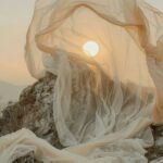 Le solstice porte une vérité que toutes les traditions spirituelles ont reconnue : le moment de plénitude maximale est aussi le moment de bascule. Ce que la lumière révèle en nous aujourd'hui ne peut plus être ignoré.
